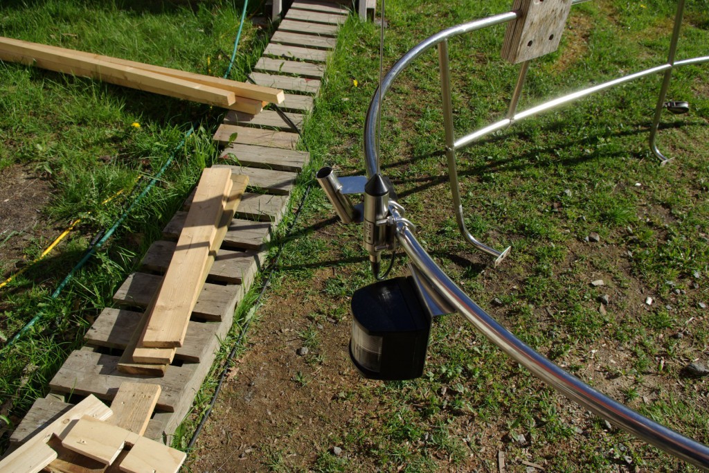 Ny lanterna och nytt fäste för den. NavTex-antennen sätter också på plats.