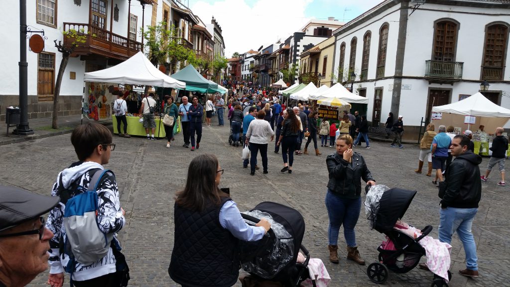 Torget med en några av stånden.
